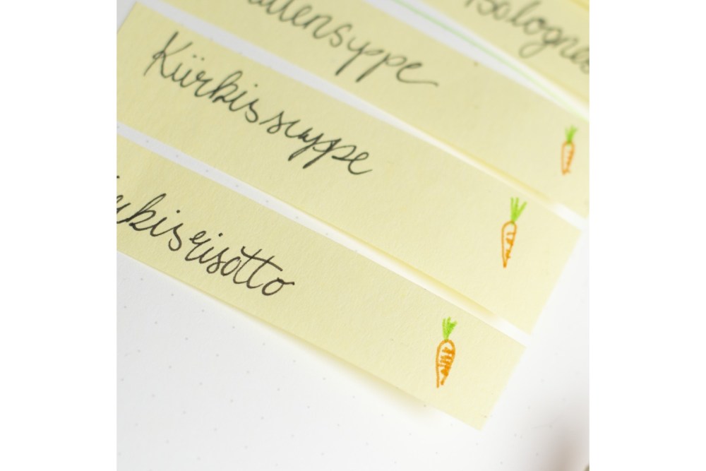 Handgeschriebene Rezepte auf gelben Post-its mit Möhrenmotiv