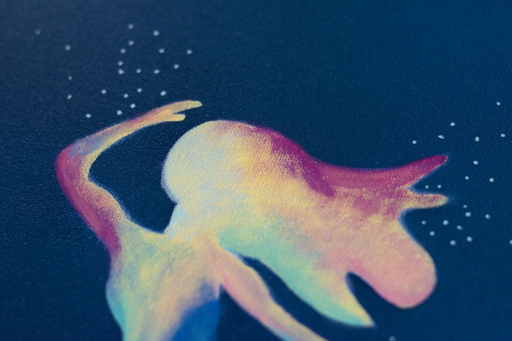 Nahaufnahme einer gemalten Meerjungfrau auf der Leinwand: pastellfarbene Übergänge