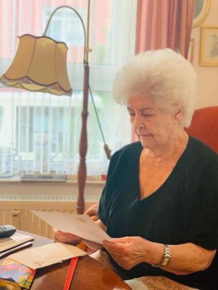 Die Bewohnerin eines Pflegeheims liest einen Brief, den sie über die Initiative "Stift und Papier" erhalten hat.