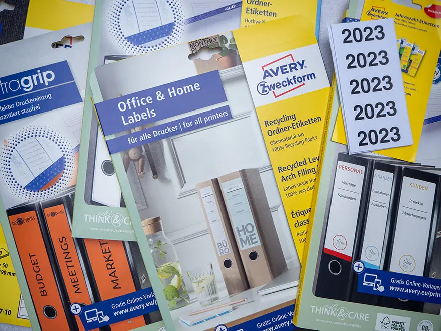 Viele verschiedene Packungen Orderrücken-Etiketten von Avery Zweckform liegen auf- und nebeneinander. Foto: Johanna Rundel