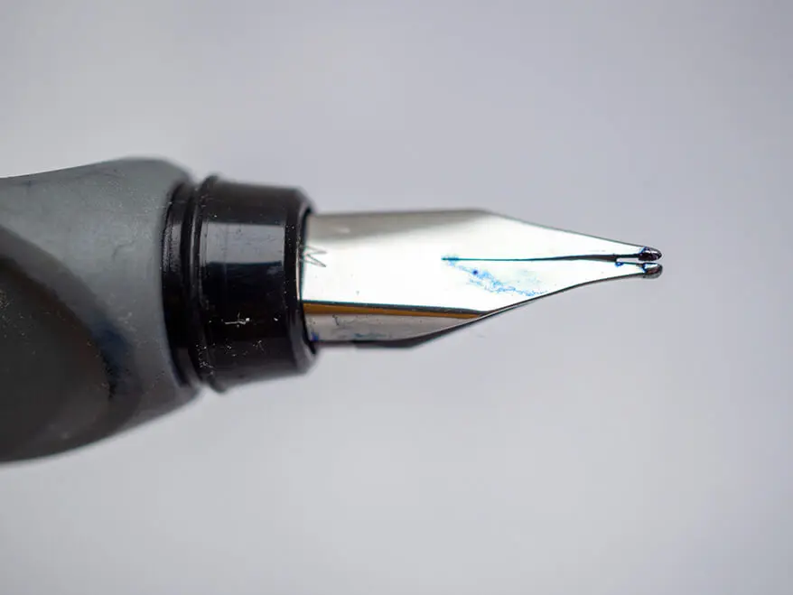 Nahaufnahme einer verbogenen Federspitze eines grau-schwarzen Füllfederhalters von Pelikan. Foto: Johanna Rundel