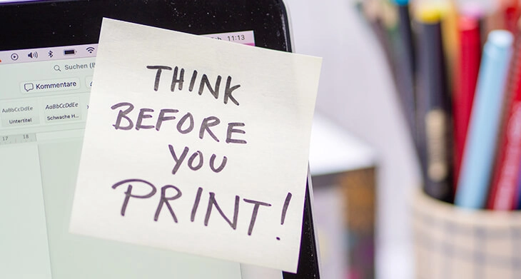 An einem Laptopbildschirm klebt ein Post-It-Zettel mit der Aufschrift:"Think before you print".Foto: Johanna Rundel