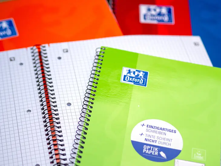 Verschiedenfarbige Oxford-Collegeblöcke mit unterschiedlichen Lineaturen liegen verstreut aufeinander. Foto: Johanna Rundel