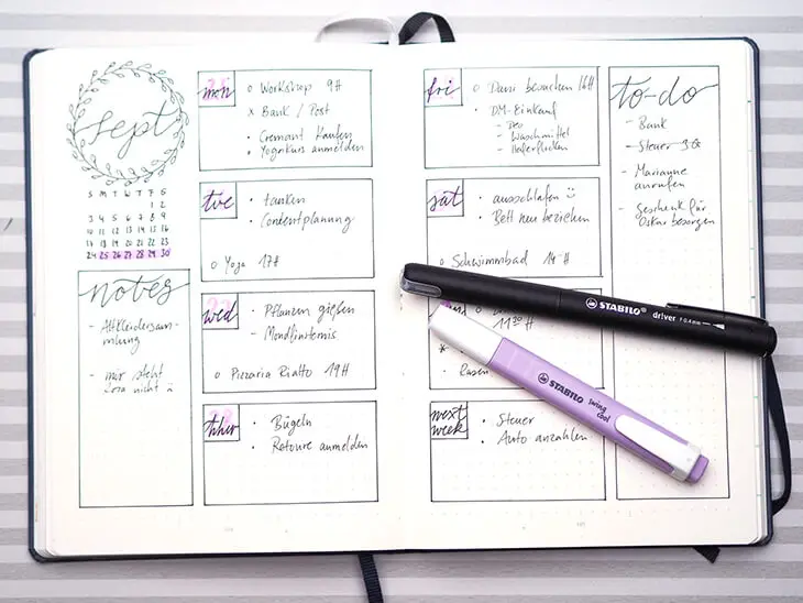 Wochenübersicht in einem Bullet Journal, darauf ein Stift von STABILO. Foto: Johanna Rundel