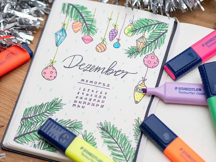 Dezember-Deckblatt im BuJo, darauf Textmarker von STAEDTLER. Foto: Johanna Rundel