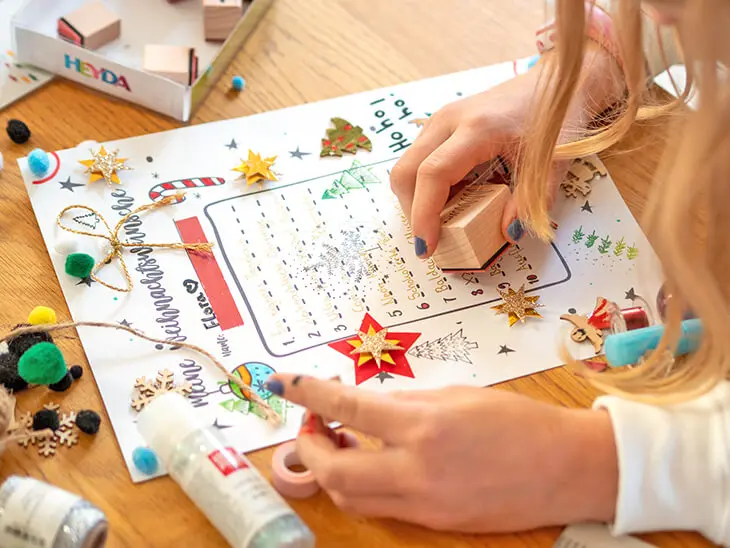 Ein Kind bastelt einen Wunschzettel mit Produkten von HEYDA und KNORR prandell. Foto: Johanna Rundel