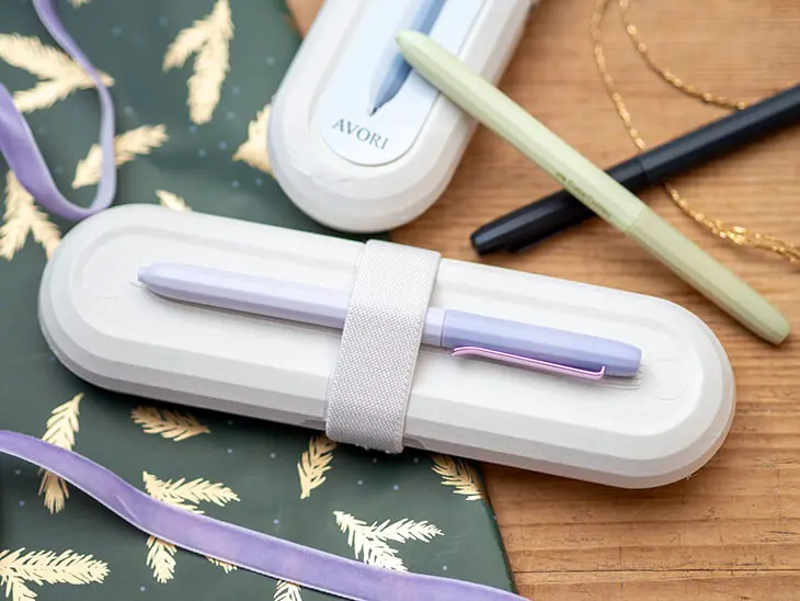 Pastellfarbige Kugelschreiber von Faber-Castell  auf weihnachtlichem Geschenkpapier. Foto: Johanna Rundel