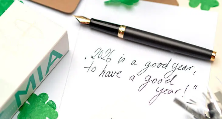Ein schwarzer Füller von Waterman liegt auf einer Karte mit Neujahrsspruch. Foto: Johanna Rundel
