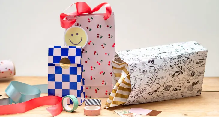 Drei verschiedene selbstgebastelte Geschenktüten aus Geschenkpapier von STEWO. Foto: Johanna Rundel