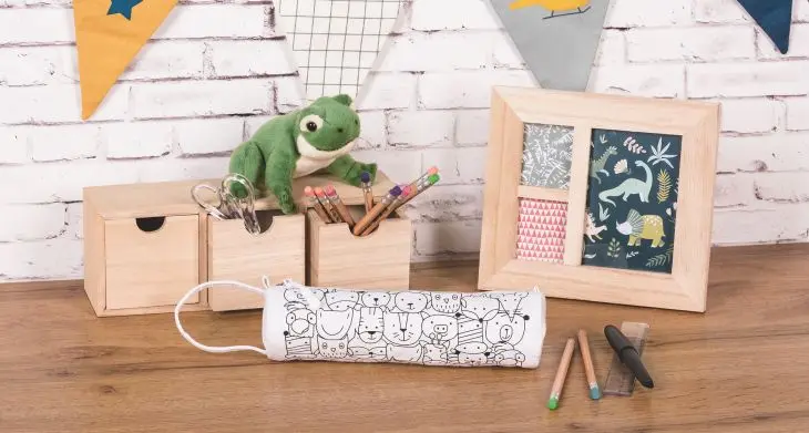 Auf einem Tisch liegen mehrere Produkte von KNORR prandell: zum Beispiel Mäppchen, Schubladenelement, Bilderrahmen.