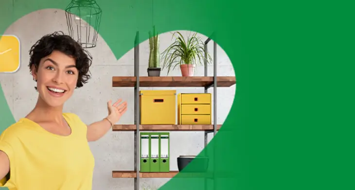 Eine lächelnde Frau, Regal mit Ordnern, Boxen und Schubladenboxen von Leitz.