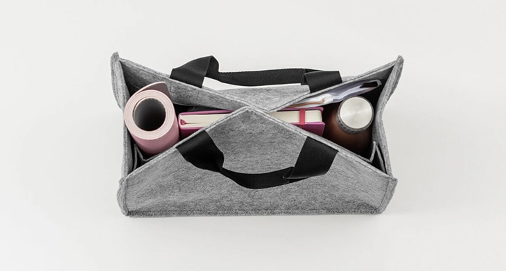 Desk Sharing Bag Basic von oben, gefüllt mit Büromaterial.