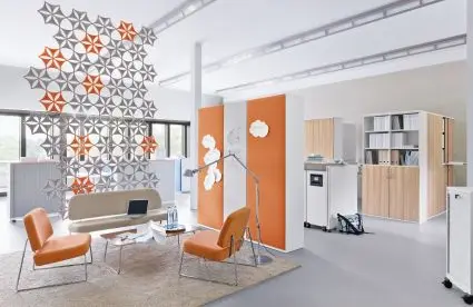 Büroraum mit Besprechungsecke in orange. 