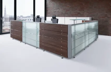 Quadratischer Empfangsbereich eines Büros mit Hol- und Galsvertäfelung.