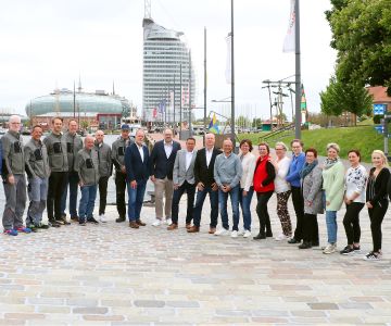 Döscher Mitarbeiter vor dem Sail City Hotel