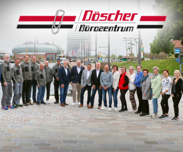 Döscher Mitarbeiter vor den Havenwelten Bremerhaven