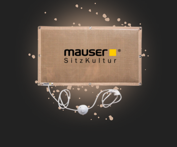 Mauser Naturstromheizung mit Logo auf schwarzem Hintergrund mit beigen Sprenkeln