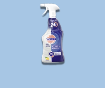 Reinigungsspray vor blauem Hintergrund.