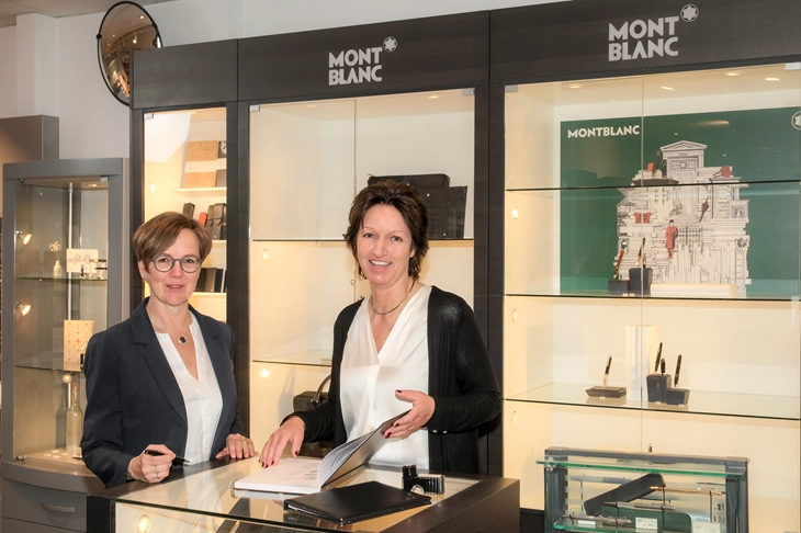 Zwei Damen stehen vor einem Montblanc Schaufenster