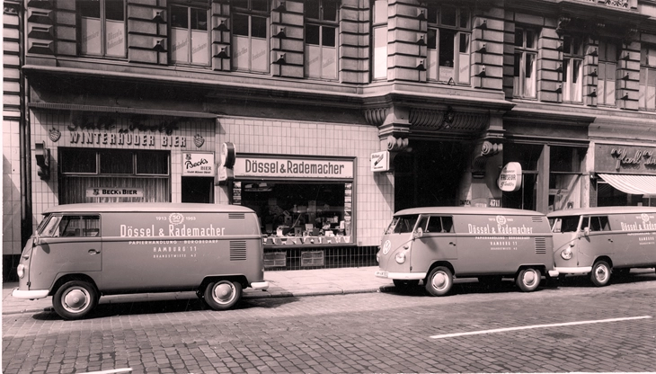 Schwarz-Weiß Bild, zwei Busse vor dem Dössel & Rademacher Geschäft