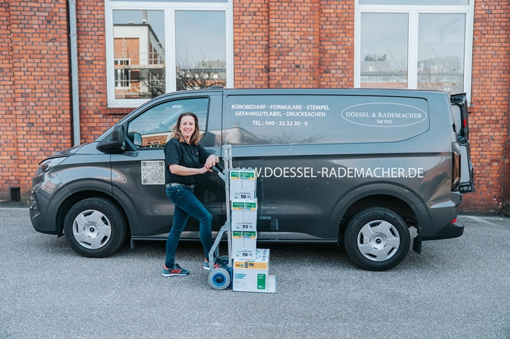 Denise Rathgeber mit Paketen vor einem Fahrzeug