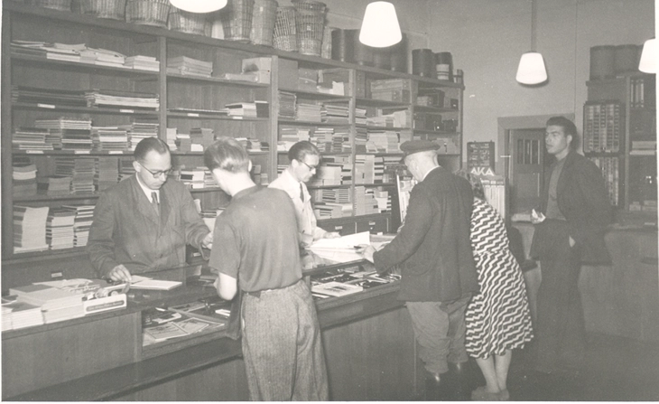 Schwarz-Weiß Bild des Ladenverkaufs