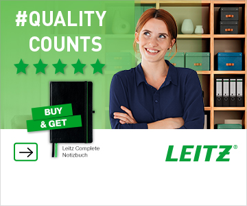 Eine Frau steht vor einem Regal mit Organisationsprodukten von Leitz.