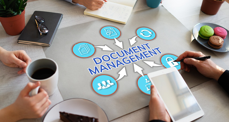„Document Management“ steht auf einer Unterlage, drumherum sind Hände mit Smartphones und Notizbüchern.