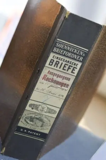 Blick auf den Rücken eines historischen Briefordners von Soennecken