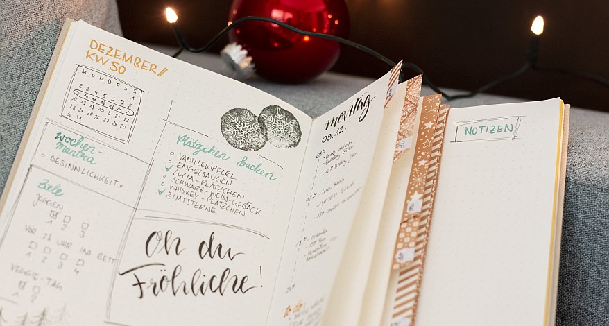 Weihnachtliches Bullet Journal mit Kalender, To-do-Liste und Lichterkette