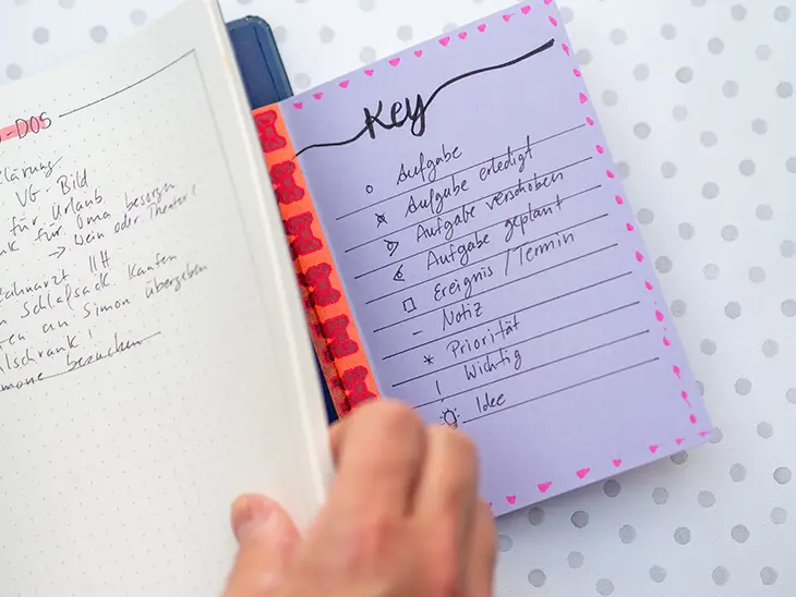 Jemand öffnet ein BuJo von LEUCHTTURM1917. Foto: Johanna Rundel