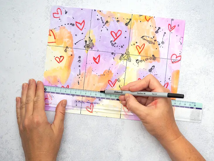 Jemand zeichnet mit einem Lineal von herlitz ein Raster auf ein Papier. Foto: Johanna Rundel