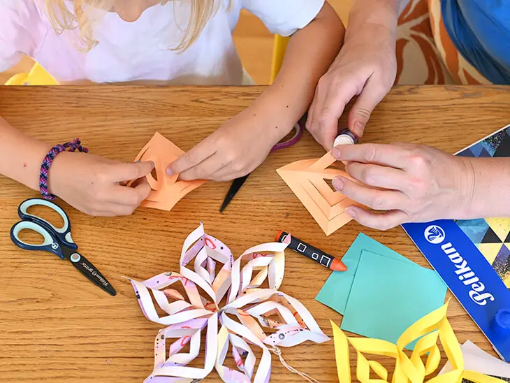 Jemand bastelt mit seinem Kind mit Materialien von herlitz und Pelikan. Foto: Johanna Rundel