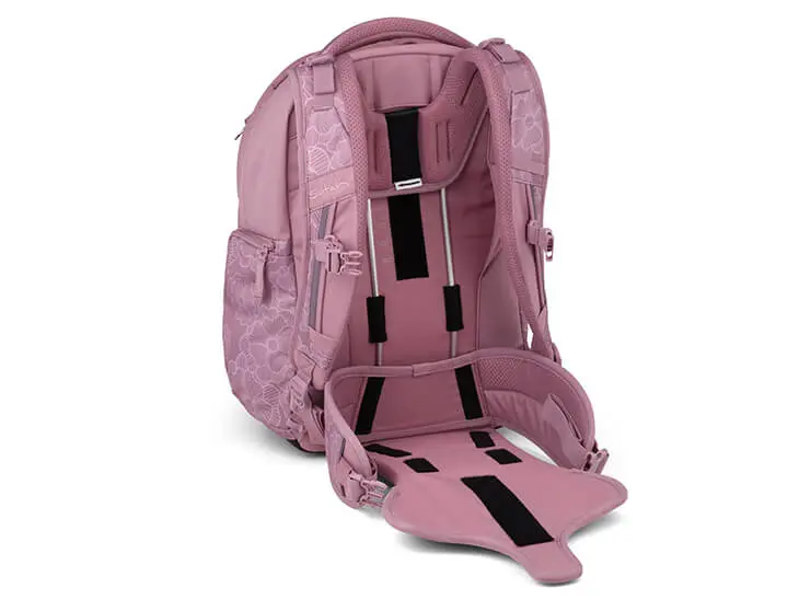 Rosa Schulrucksack von satch mit geöffneter Rückseite, das Tragesystem ist sichtbar.