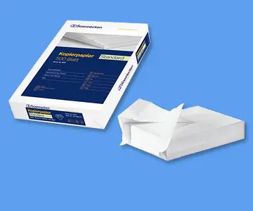 Packungen Kopierpapier auf blauem Hintergrund