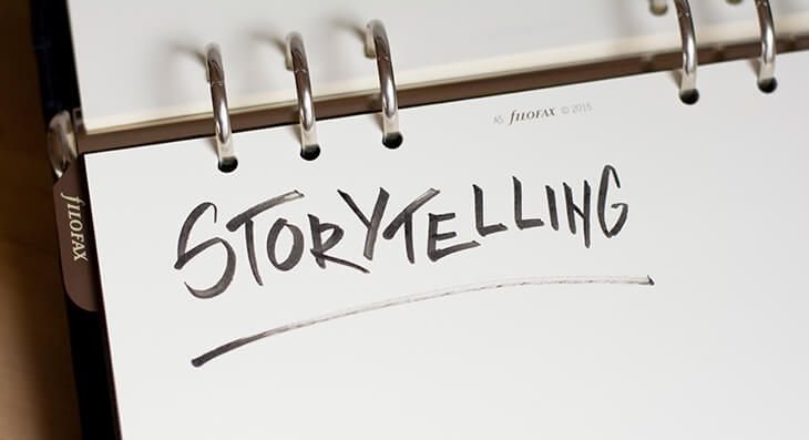 Nahaufnahme einer aufgeschlagenen Seite eines Filofax-Kalenders. Auf einer leeren Seite steht das Wort „Storytelling“. 