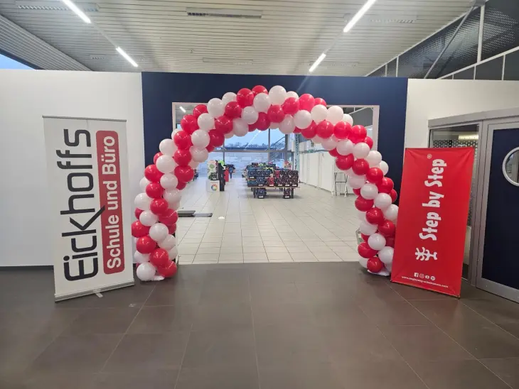 Empfang Tornisterparty von Eickhoffs sind in einem Autohaus.