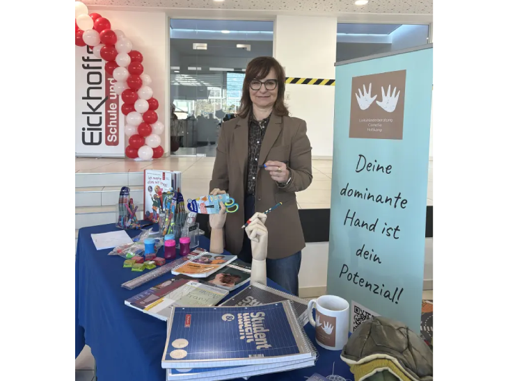 Eine Frau an einem Stand mit Schulmaterial.