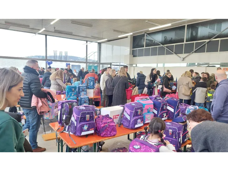 Tornisterparty von Eickhoffs sind in einem Autohaus.