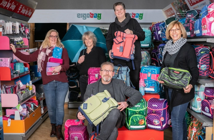 Das Team von Eickhoffs in Menden in der Schulranzen-Abteilung