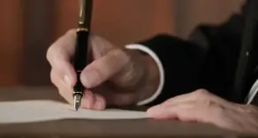 Eine schöne Schrift bedarf einer gewissen Feinmotorik - und des richtigen Füllers. Wir beraten Sie gerne dazu, bei Engler in Rheinbach und im Onlineshop.
