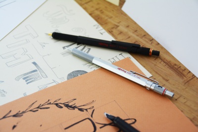 Auf 2 Papieren liegen 3 Mechanical Pencils der Marke rOtring.