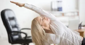 Tschüss Verspannungen: Mit diesen Übungen für mehr Ergonomie im Büro bleiben Sie fit. Mehr bei Engler in Rheinbach und im Onlineshop.