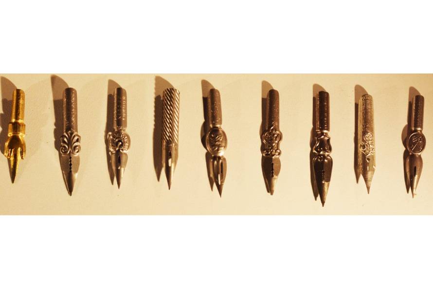 Stahlfedern in unterschiedlichen Formen liegen nebeneinander.