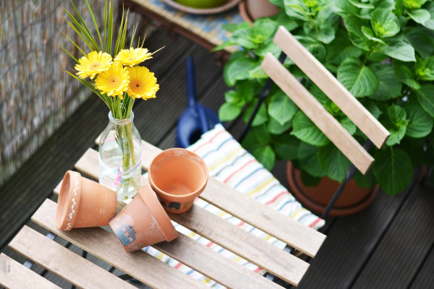 Balkon mit Tisch und Deko.