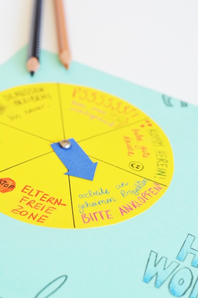 Gelber Runder Kreis mit Anweisungen auf einer Pappe.