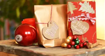 Mit diesen Geschenkanhängern aus Pappe ist ganz klar, wer welches Präsent bekommt. Mehr dazu bei Engler in Rheinbach und im Onlineshop.