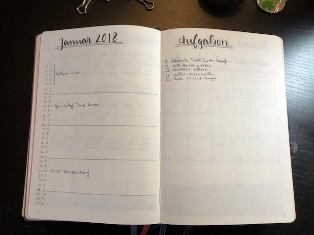 Ein aufgeschlages Bullet Journal zeigt eine Monthly Log.