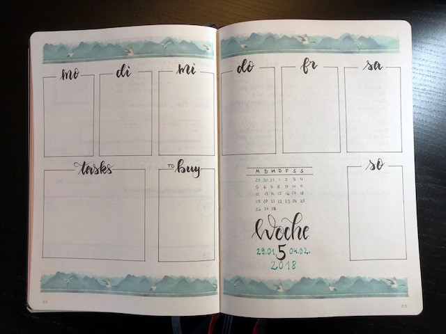 Notizbuch zeigt eine Wochenübersicht, das Weekly, über beide Seiten.