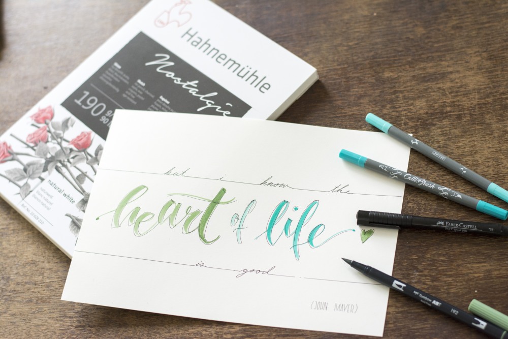 Schriftzug „heart of life“ in Grün und Blau auf Hahnemühle Nostalgie-Papier